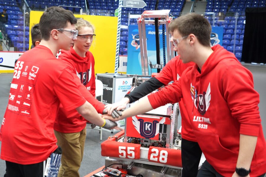 Soutenir les Initiatives Jeunesse : Robotique FIRST Québec